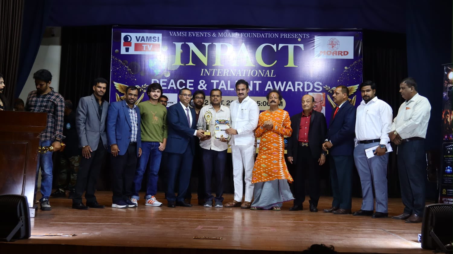 International Peace Award ceremony group photo with distinguished guests